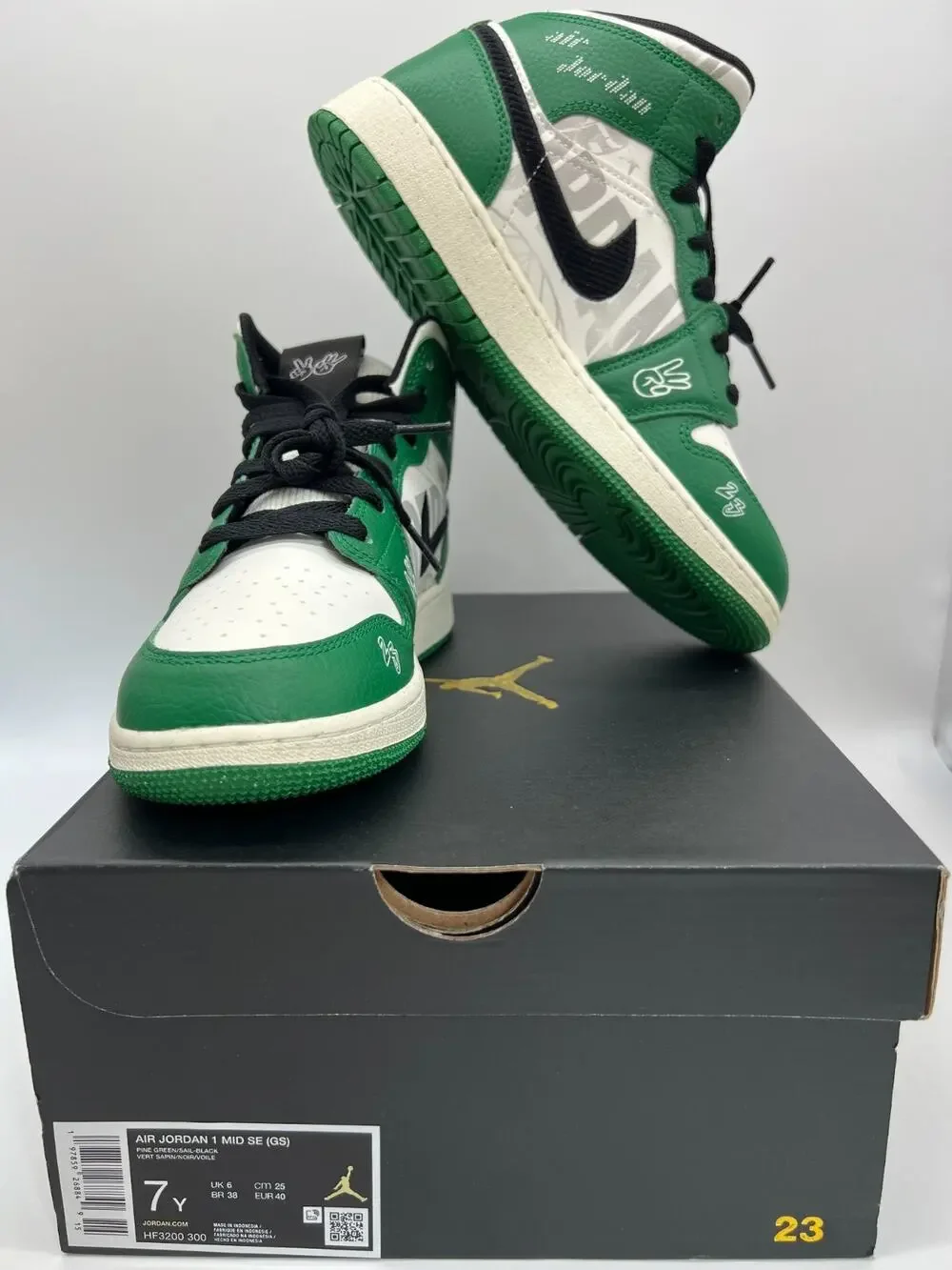 Jordan 1 Mid SE Overbranded GS Pine Green Sneakers HF3200-300 Size 7Y.